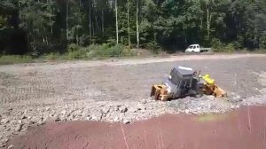 Бульдозер сам себя вытаскивает из грязи с помощью лебедки