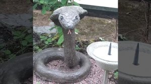 Скульптура из бетона змея