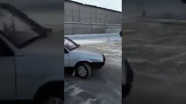 Выполнение упражнений на площадке автошколы зимой смотреть онлайн