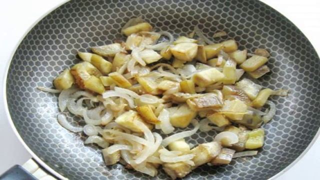 Куриная печень с баклажанами в соусе