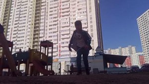 Игра в кальмара на улице