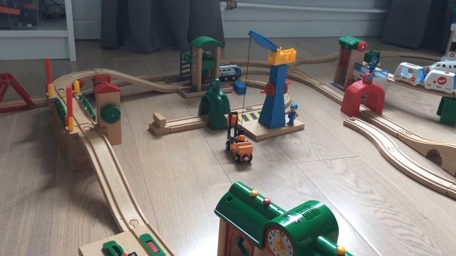 Train BRIO WORLD Smart tech portique vert смотреть онлайн