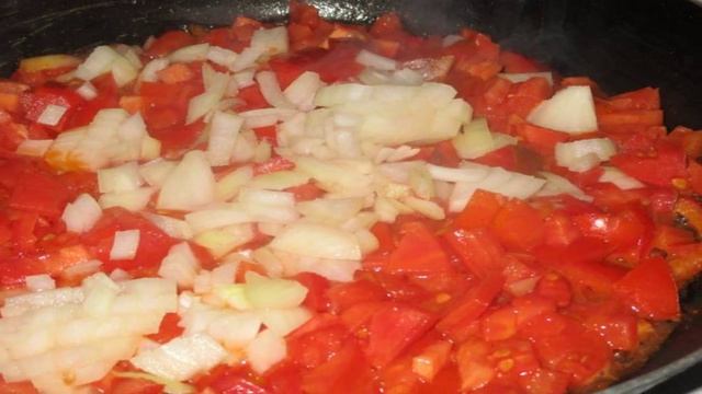 Спагетти с сосисками в томатном соусе