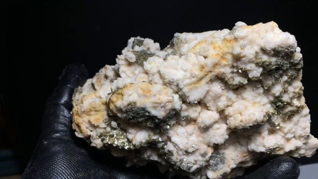 Albite plate with Muscovite and a single Monazite смотреть онлайн