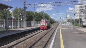 Маневровый тепловоз ТЭМ18ДМ-855 (ТЧЭ-4) следует резервом.