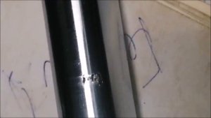 не хватайтесь за шток амортизатора газовым ключом