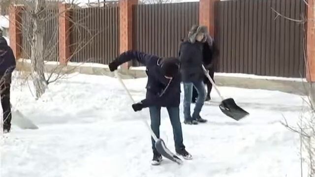Студенты Экибастузского медколледжа, вместо шприца и тонометра, взяли в руки лопаты и носилки смотреть онлайн