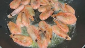 Креветки жареные с чесноком.