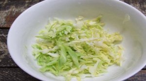 Салат из молодой капусты с редисом и кукурузой