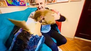 Люся, Степа и Маня ужинают, Степка решил ВЕРНУТЬ СВОИ ПОЗИЦИИ вожака и не уступает Мане)))