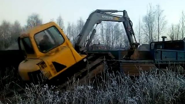 Экскаватор грузит сам себя на камаз смотреть онлайн