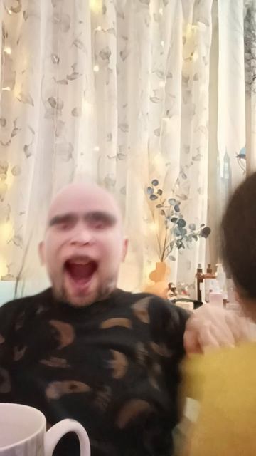 СМОТРИТЕ как лысый чубрик уворачивается от малыша 🤪 МЕГА РЖАЧ
