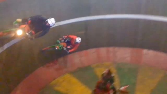 Парный заезд на мото по стене смерти смотреть онлайн