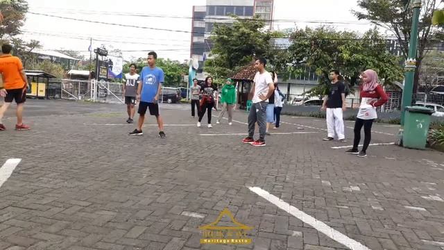 Senam zumba di bilik kayu resto смотреть онлайн