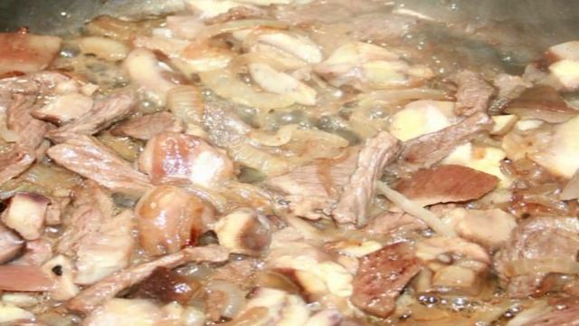 Макароны ракушки с говядиной и белыми грибами в нежном сливочном соусе
