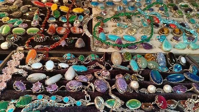 Распродажа бус браслетов кулонов с камнем натуральных и выращенных.