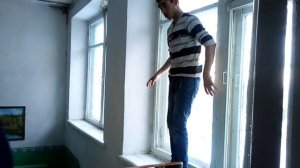 Пацан прыгает с окна смотреть всем🤣🤣🤣