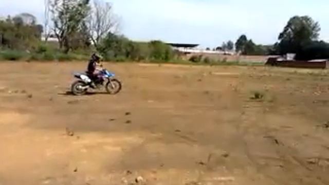 Lucas Raduy, TTR 125 (002-b), aprendendo andar de moto смотреть онлайн