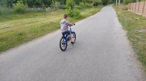 учимся кататься на велике СМОТРЕТЬ ДО КОНЦА