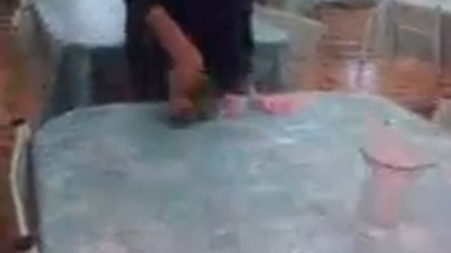 Как заставляют убирать столовую Шк. №135 смотреть онлайн