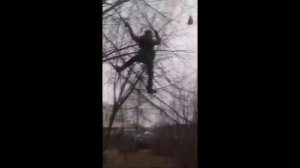 пацан упал с дерева