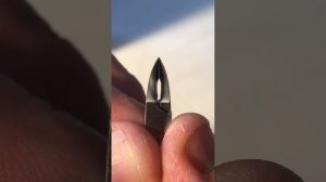 Пример правильного смыкания полотен маникюрных кусачек для кутикулы