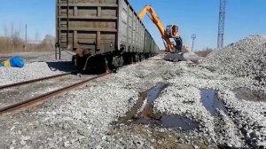 перегружатель UMG 230 и КЖ на разгрузке щебня