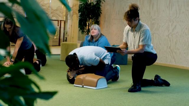 Introducing Little Anne, AED Trainer & QCPR App смотреть онлайн