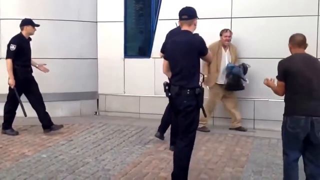 Беспредел. Новая полиция избивает бездомного с применением спецсредств | Анти Беспредел смотреть онлайн