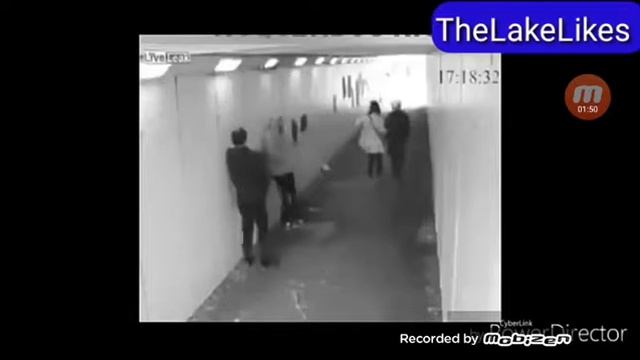 Защитил друга девушку.