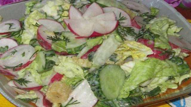 Салат с редисом и маринованными початками кукурузы