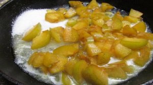 Творожный десерт со сливой