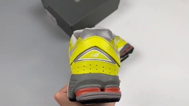 New Balance 2002R Yellow Lime смотреть онлайн