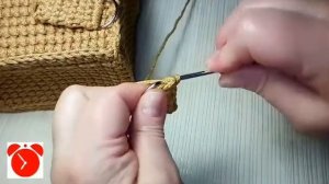 Закрепляем полукольцо на  вязаной сумочке #сумкакрючком #крепимкольцонасумке