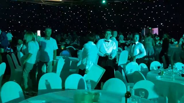 Кэшбери#официант#жжёт#танец#звери смотреть онлайн