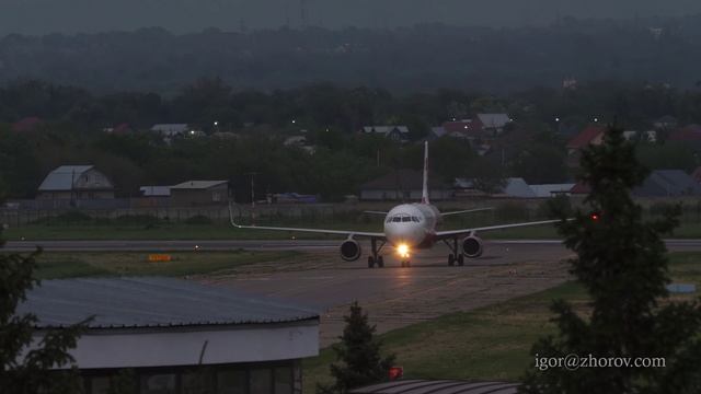 Эйрбас А320 авиакомпании FlyArystan на рулении после приземления.
