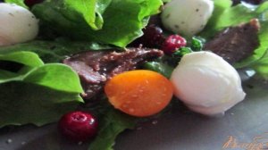 Салат с гусиными сердечками и клюквой