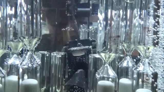 Стеклянные цилиндрики с песком в воде смотреть онлайн