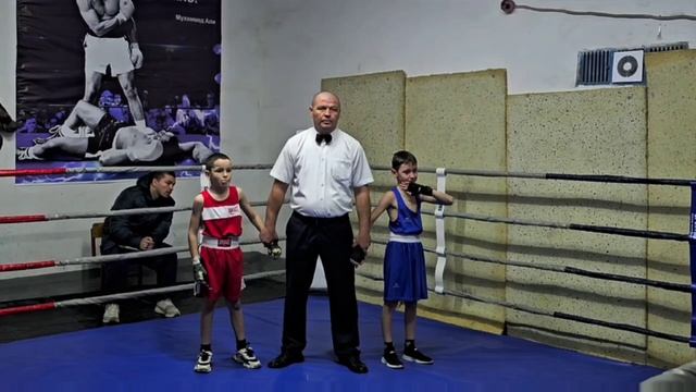 В городе Днепрорудный прошло спортивное мероприятие по боксу, посвящённое 80-летию Великой Победы. смотреть онлайн