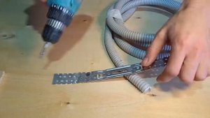 Разрезал ПВХ гофру для кабеля бумагой.I cut the PVC corrugation for the cable with paper.