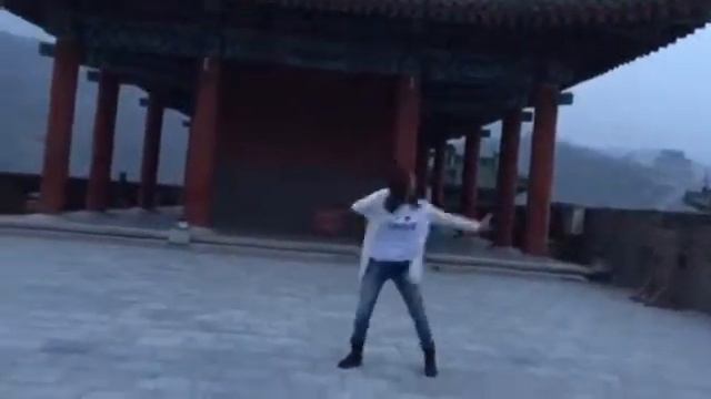 Marzhana - преподаватель waacking станцевала на Великой Китайской стене в Пекине! смотреть онлайн
