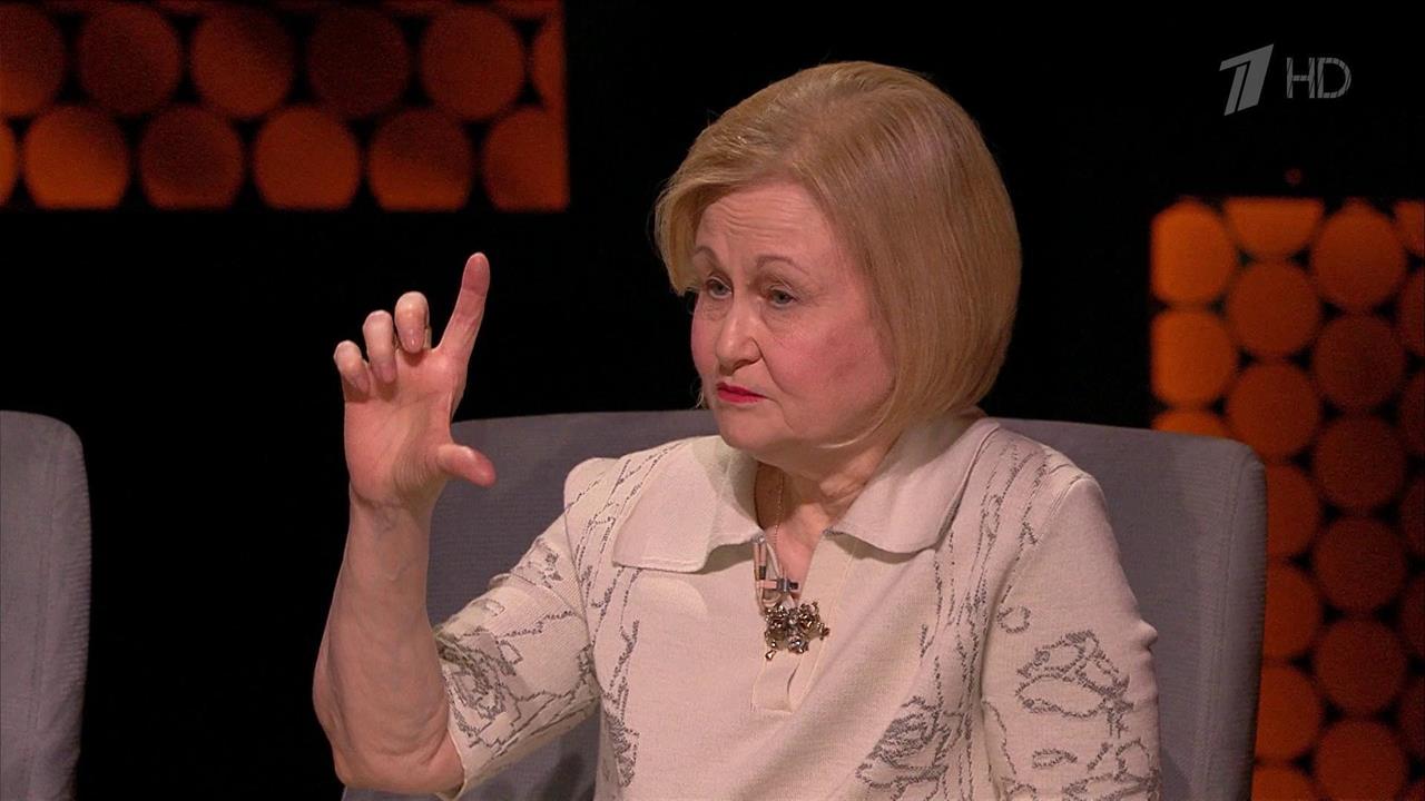 "Пришла на каблуках, повредила ногу" - Донцова о первом посещении службы в храме.