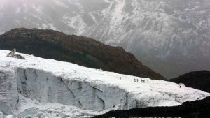 Ледник обрушился во время тренировки спасателей в горах Перу