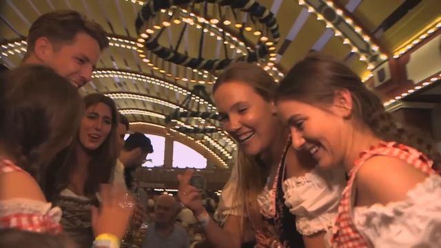 Des petites australiennes viennent s'éclater à l'Oktoberfest 😏 смотреть онлайн