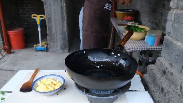 【农家的小勇】山西人就爱吃面，小勇做西红柿鸡蛋剔尖炒面，劲道爽滑真馋人