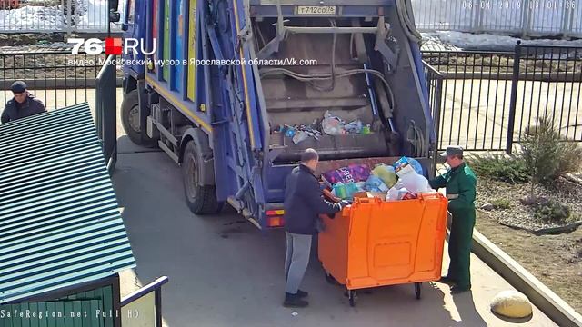 В Ярославле бак для раздельного сбора отходов свалили в общий мусоровоз
