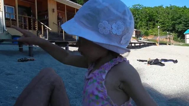 Маша толкает речь на пляже