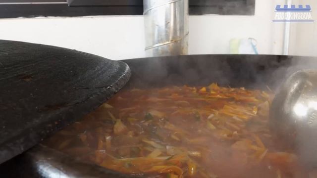 얼큰합니다! 무쇠 가마솥에 제대로 끓이는 경상도식 매운 소고기국밥 / 경주맛집 / Korean Rice Soup (gukbap) смотреть онлайн