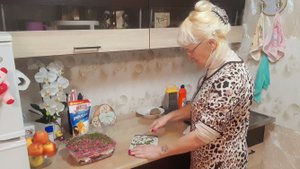 Жизнь в СЕЛЕ! Кошу траву.Готовлю на кухне.Обработка картофеля от сорняков.