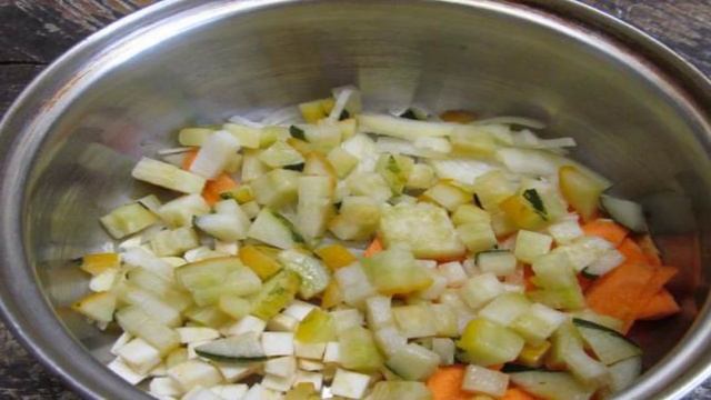 Тушеная свинина с овощами в томатном соусе